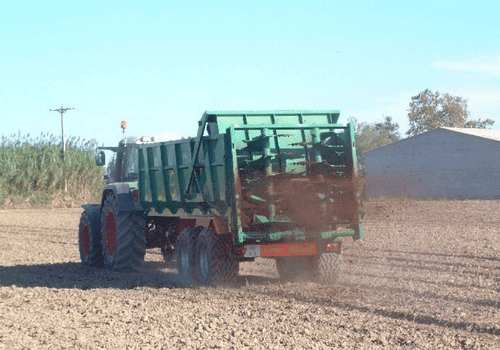 transporte con remolque esparcidor